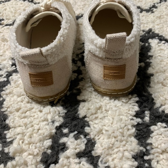 TOMS Faux Shearling Boots - Picture 4 of 5